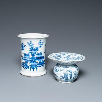 Een Chinese blauw-witte penselenbeker en een kwispedoor, Kangxi