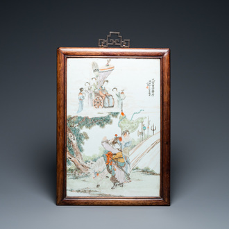 Een Chinese rechthoekige qianjiang cai plaquette, gesign. Qian An en gedat. 1905