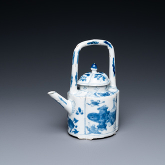 Een Chinese blauw-witte theepot met boogvormig hengsel, Kangxi