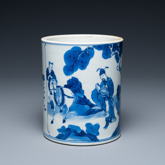 Een Chinese blauw-witte 'bitong' penselenbeker met een ambtenaar bij zijn paard, Kangxi
