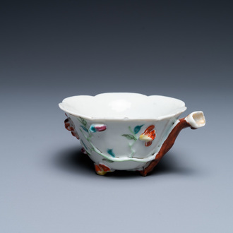Een Chinese famille rose libation cup met floraal reliëfdecor, Yongzheng