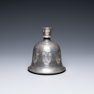 Een Indische met zilver ingelegde bidri basis voor een waterpijp, 1e helft 19e eeuw