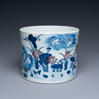 Een grote Chinese blauw-witte en koperrode penselenbeker, 19e eeuw