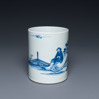 Een Chinese blauw-witte 'bitong' penselenbeker met een geleerde bij een rots, Kangxi