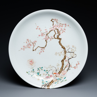 Een Chinese famille rose schotel met een prunusboom, Yongzheng merk, Republiek
