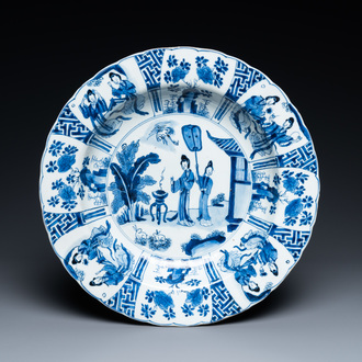 Een Chinese blauw-witte schotel met twee dames en twee konijnen in een tuin, Kangxi merk en periode