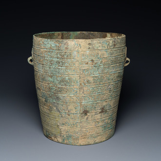 Een Vietnamese bronzen rituele emmer met geometrisch decor, Dong Son, ca. 3e/1e eeuw v.C.