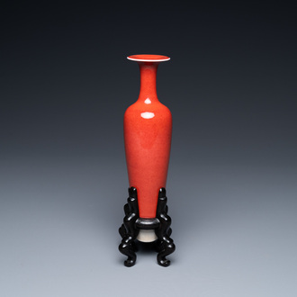Een Chinese slanke vaas met 'peach bloom' glazuur, Kangxi merk maar wellicht later