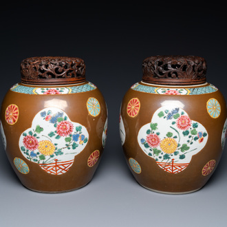Een paar Chinese famille rose potten met bruine fondkleur, Qianlong