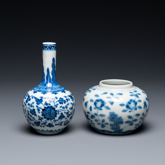 Een Chinees blauw-wit flesvormig Ming-stijl 'soft paste' vaasje en een waterpot, Qianlong en 19e eeuw