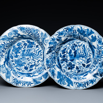 Een paar Chinese blauw-witte gelobde borden met feniksen en apen, Kangxi