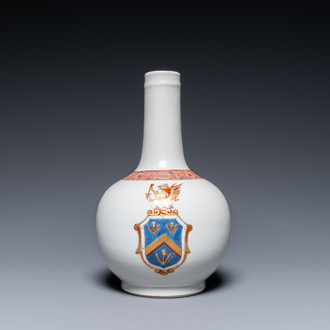 Een Chinese flesvormige vaas met wapendecor, Qianlong