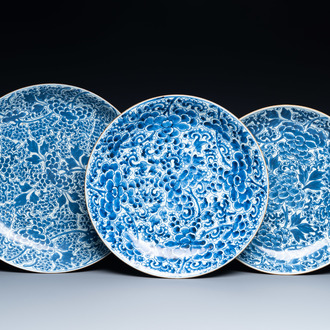Drie Chinese blauw-witte 'druiven' schotels, Kangxi