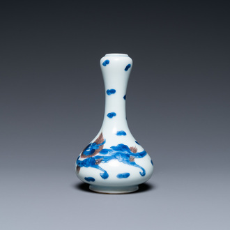 Een Chinees blauw-wit en koperrood 'draken' vaasje, Kangxi