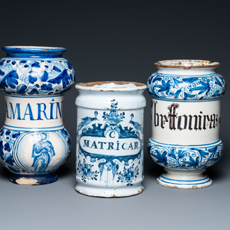 Twee blauw-witte Italiaanse en een Delftse apothekerspot, 17/18e eeuw