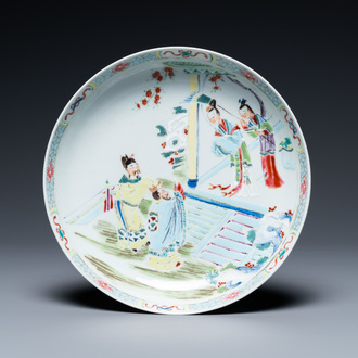 Een Chinees famille rose bord met verhalend decor, Qianlong