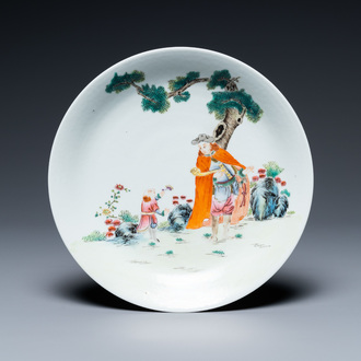 Een Chinees famille rose bord met een Europeaan, Qianlong merk, Jiaqing