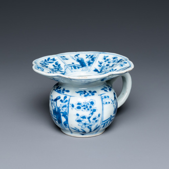 Een Chinese blauw-witte kwispedoor, Kangxi