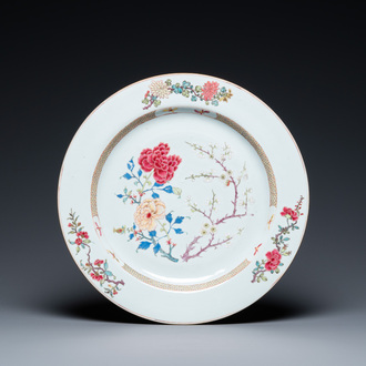 Een Chinese famille rose schotel met floraal decor, Qianlong