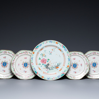 Een Chinese famille rose schotel met kraanvogels en vier wapenborden, Qianlong
