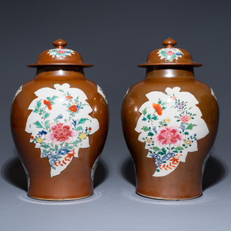 Een paar Chinese famille rose dekselvazen met bruine fondkleur, Qianlong