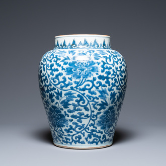 Een Chinese blauw-witte vaas met pioenslingers, Kangxi