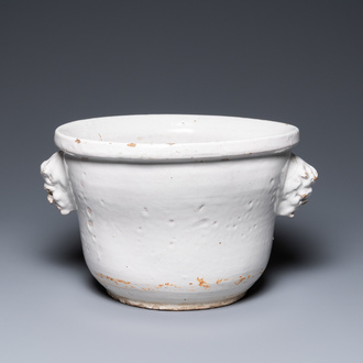 Een grote monochrome witte Franse aardewerken fruitkom, gedateerd augustus 1770