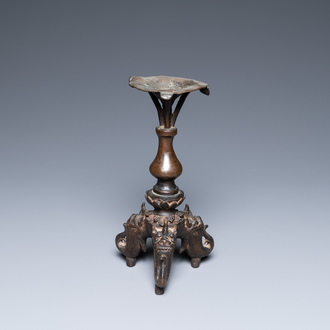 Een Chinese bronzen kandelaar, Ming