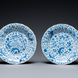 Een paar Chinese blauw-witte plooischotels met vissen, Kangxi