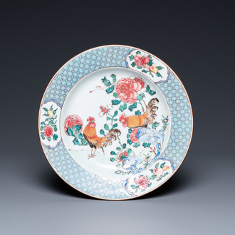 Een Chinees famille rose bord met hanen, Yongzheng