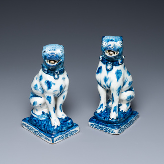Een paar blauw-witte Delftse zittende honden, 18e eeuw