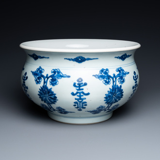 Een Chinese blauw-witte 'Shou en lotus' wierookbrander, Kangxi