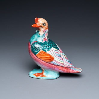 Een Chinees famille rose model van een duif, Qianlong