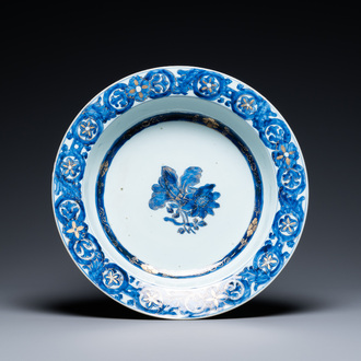 Een grote diepe Chinese blauw-witte en vergulde 'Merian' schotel, Qianlong