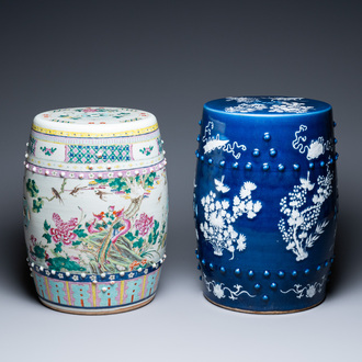 Twee Chinese tuinzitten in famille rose en wit-blauw porselein, 19e eeuw