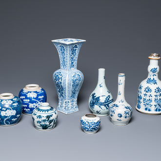 Acht Chinese blauw-witte vazen, Kangxi en later