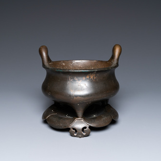 Een Chinese bronzen wierookbrander op lotusvoet, Yan Gu Tang merk, Republiek