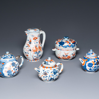 Drie Chinese Imari-stijl theepotten, een dekselkan en een dekselkom, Kangxi