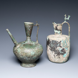 Twee grote Perzische bronzen kannen met vogels op de handgrepen, Khorasan, Iran, 13/15e eeuw