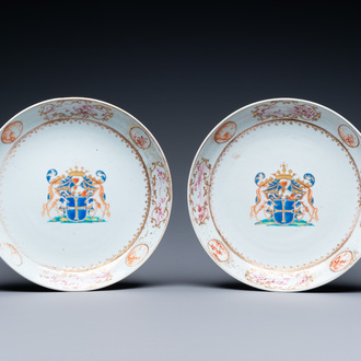 Een paar Chinese famille rose wapenschotels met het wapen van 'Van der Cruyce' voor de Belgische markt, Qianlong