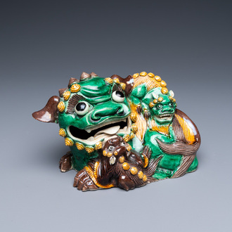 Een Chinese verte biscuit boeddhistische leeuw, Kangxi