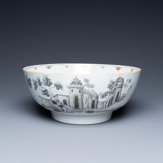 Een Chinese grisaille en vergulde kom met een klooster en vogels in een landschap, Qianlong