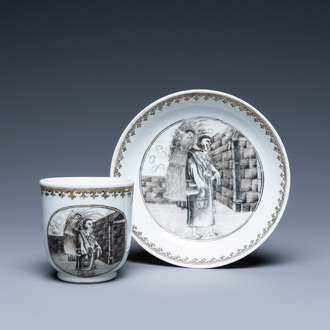 Een Chinese grisaille en vergulde kop en schotel met jezuïetendecor, Qianlong