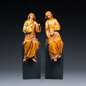 Twee grote eikenhouten figuren van zittende engelen, Vlaanderen, 17e eeuw