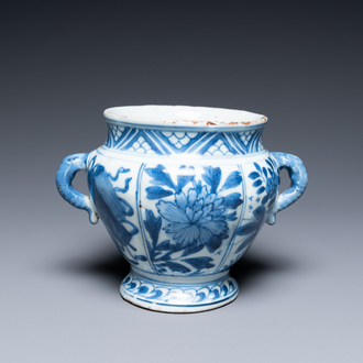 Een zeldzame Chinese blauw-witte kraakporseleinen twee-orige pot op voet, Wanli