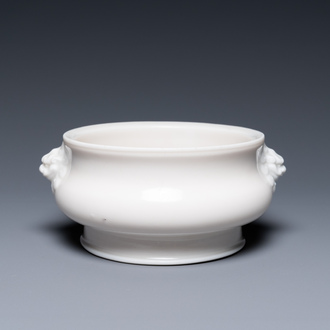 Een Chinese Dehua blanc de Chine wierookbrander met leeuwenkoppen, Xuande merk, Kangxi