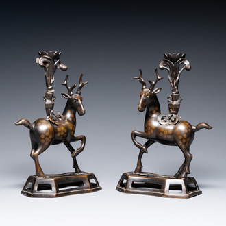 Een paar Chinese bronzen kandelaars in de vorm van herten, Kangxi/Qianlong