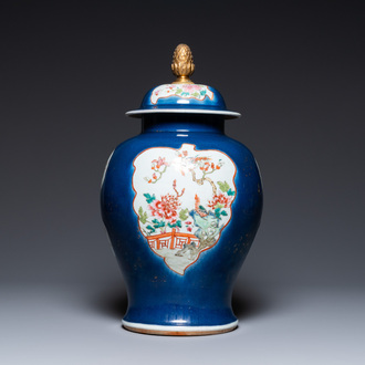 Een Chinese famille rose dekselvaas met blauwe fondkleur, Qianlong