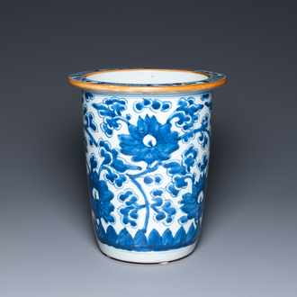 Een Chinese blauw-witte jardinière met florale slingers, Kangxi