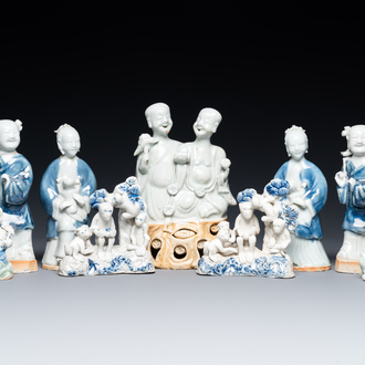 Negen Chinese blauw-witte en celadon-geglazuurde groepen en figuren, Qianlong